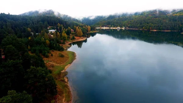 Widok Drone Mgliste Jezioro Okresie Jesiennym Bułgarskie Góry — Zdjęcie stockowe
