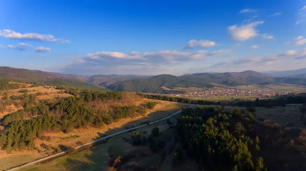 Letecký Pohled Malou Vesničku Horskou Silnici Bulharsku — Stock fotografie