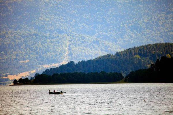 Fiskebåt Med Par Lugn Hög Natur Bulgariska Sjön — Stockfoto
