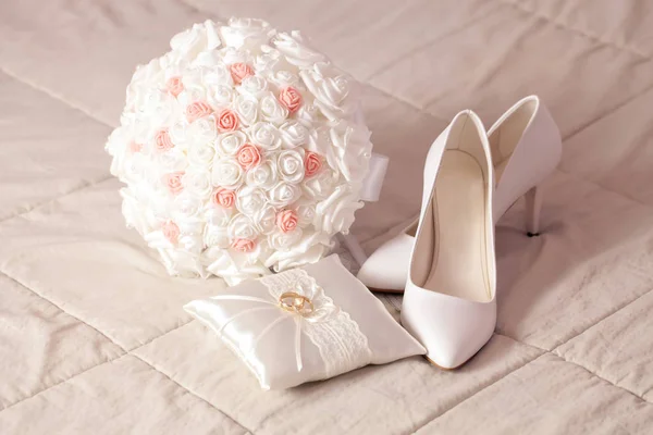 Düğün Ayrıntıları Ayakkabılar Yüzükler Çiçekler Yumuşak Arka Planda - Stok İmaj