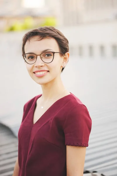 Menina bonita com corte de cabelo curto — Fotografia de Stock