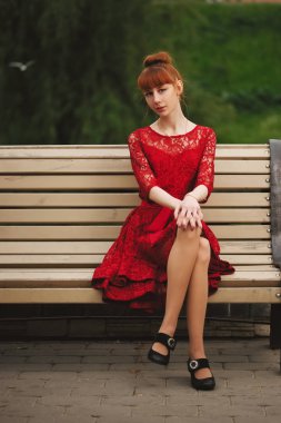 güzel kırmızı saçlı kız parkta