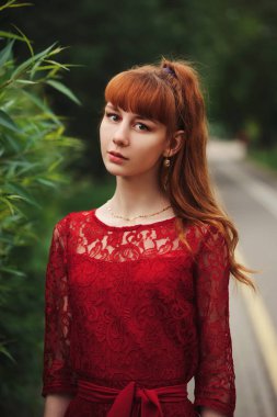 güzel kırmızı saçlı kız parkta