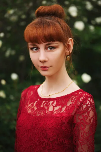 Gadis berambut merah yang cantik di taman — Stok Foto