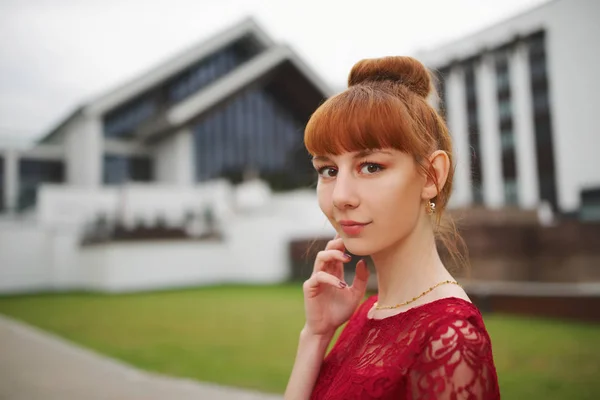 공원에 아름 다운 빨간 머리 소녀 — 스톡 사진