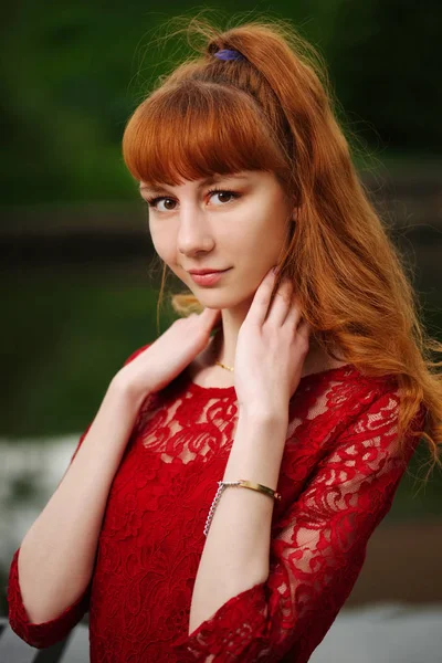 Όμορφα κόκκινα μαλλιά κορίτσι στο πάρκο — Φωτογραφία Αρχείου