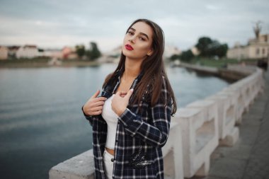 Sokaktaki güzel esmer kız