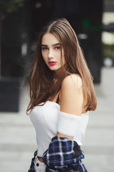 Mooie brunette meisje op straat — Stockfoto