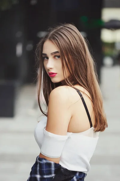 거리에 아름 다운 갈색 머리 소녀 — 스톡 사진