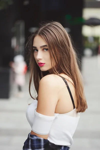 Vacker brunett flicka på gatan — Stockfoto