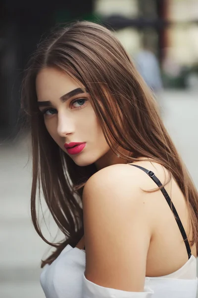 Beautiful brunette girl on the street — Stock Photo, Image