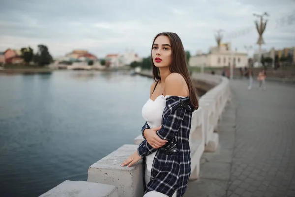 Hermosa chica morena en la calle —  Fotos de Stock