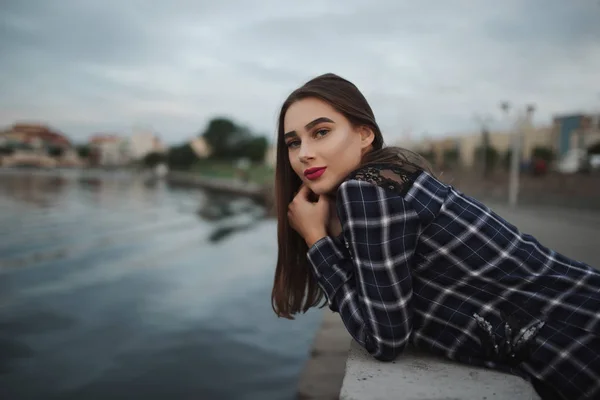 Όμορφη μελαχρινή κοπέλα στο δρόμο — Φωτογραφία Αρχείου