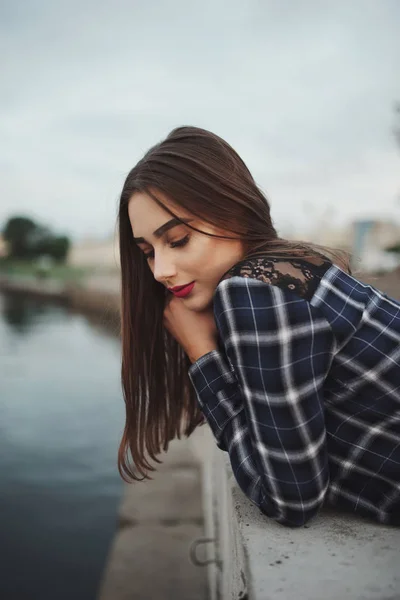 Kaunis brunette tyttö kadulla — kuvapankkivalokuva