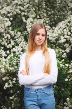 Sokaktaki güzel sarışın kız