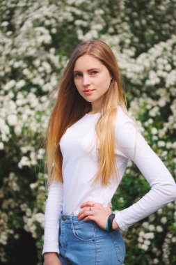 Sokaktaki güzel sarışın kız