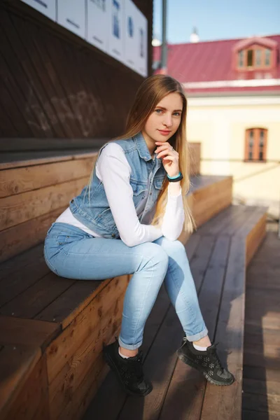 Hermosa chica rubia en la calle — Foto de Stock