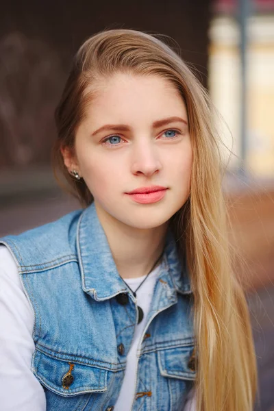 Beautiful blonde girl on the street — Stock Photo, Image