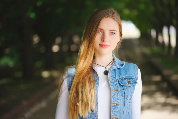 Beautiful blonde girl on the street — Stock Photo, Image