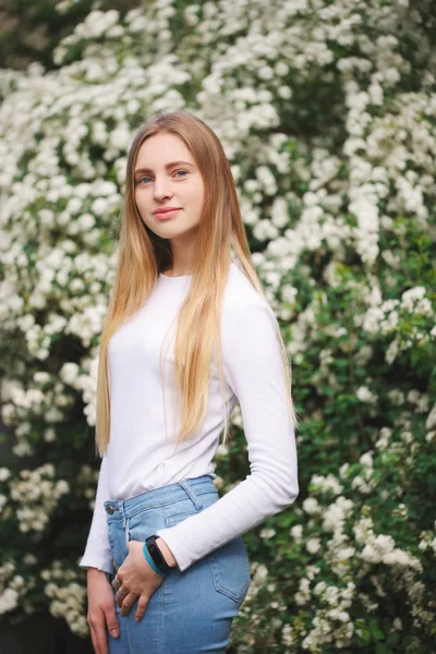 Sokaktaki güzel sarışın kız