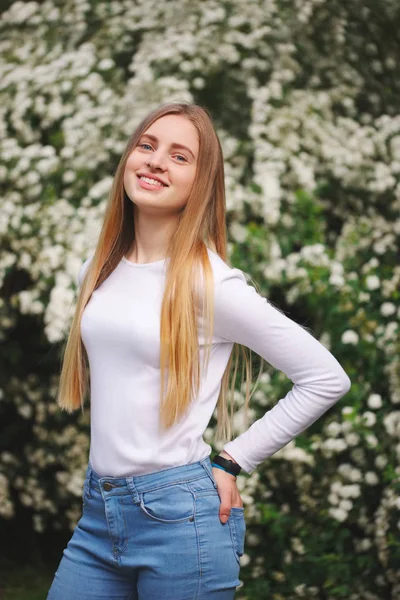 Menina loira bonita na rua — Fotografia de Stock