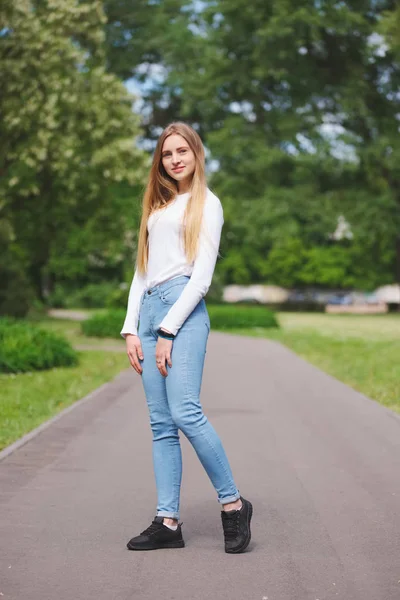 Hermosa chica rubia en la calle —  Fotos de Stock