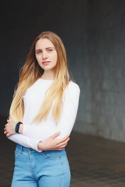 Beautiful blonde girl on the street — Stock Photo, Image