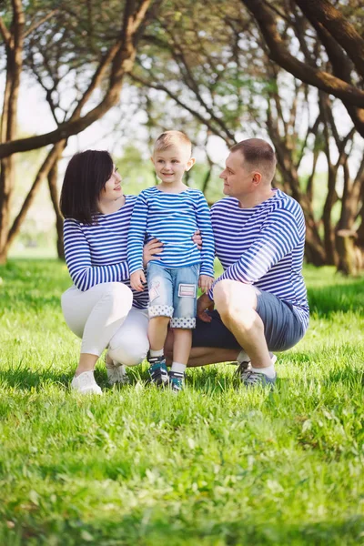 Familia feliz en el parque de verano —  Fotos de Stock