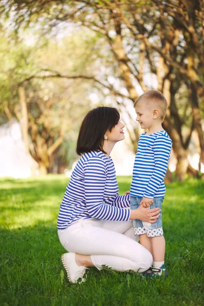 Petit garçon drôle avec mère — Photo