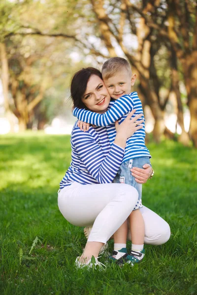 Liten rolig pojke med mamma — Stockfoto