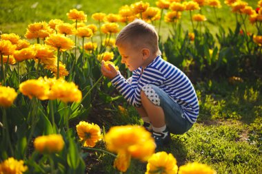 Çiçekli küçük çocuk.