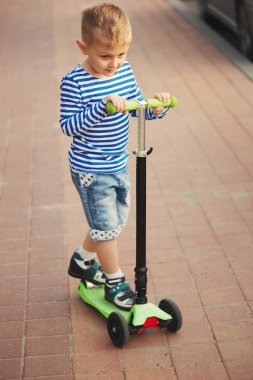 küçük mutlu çocuk üzerinde sürme