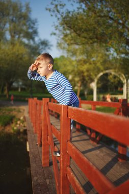 küçük çocuk mesafe içine görünüyor