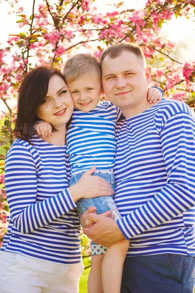 Bonne famille dans le parc d'été — Photo