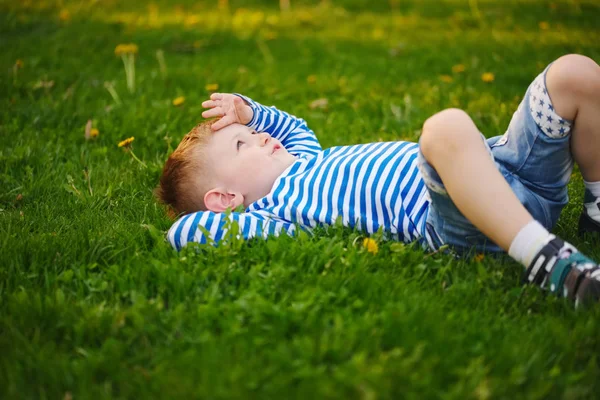 Bambino sdraiato sull'erba — Foto Stock