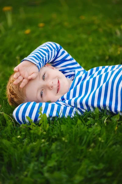 Petit garçon couché sur l'herbe — Photo