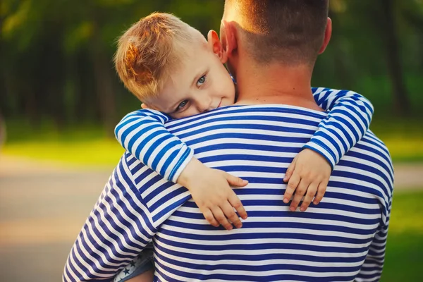 Petit garçon drôle avec père — Photo