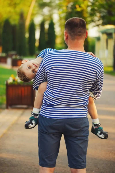 Kleiner lustiger Junge mit Vater — Stockfoto