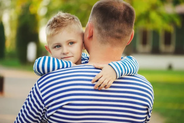 Petit garçon drôle avec père — Photo