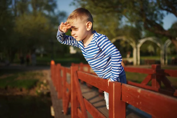 Little boy looks into the distance — Stock Photo, Image