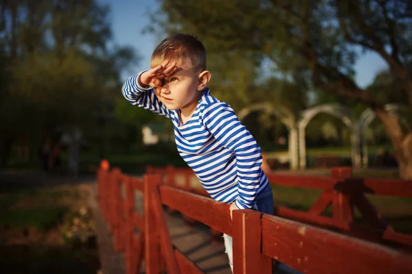 Little boy looks into the distance — Stock Photo, Image
