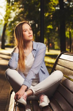 Uzun saçlı güzel kız.