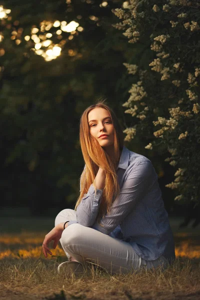 Belle fille aux cheveux longs — Photo