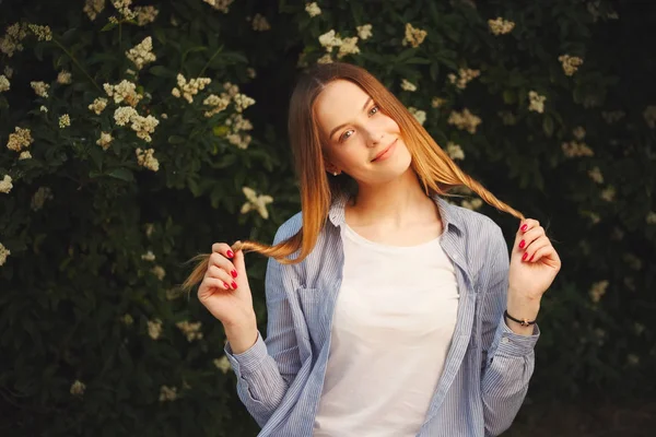 Belle fille aux cheveux longs — Photo