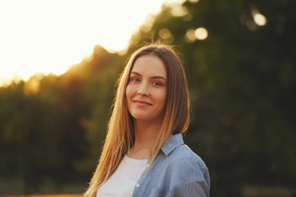 Menina bonita com cabelos longos — Fotografia de Stock