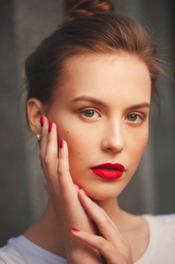 Sokaktaki güzel sarışın kız