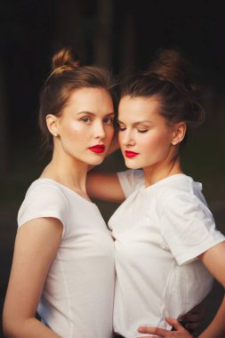 Kırmızı dudaklar iki güzel kızla
