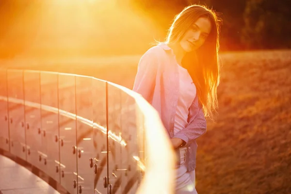 Mooi meisje met lang haar — Stockfoto