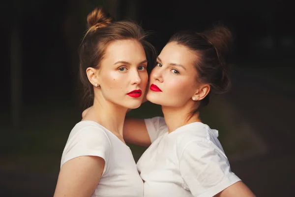 Deux belles filles aux lèvres rouges — Photo