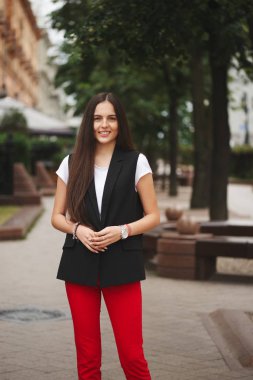 uzun saçlı esmer güzel bir portresi